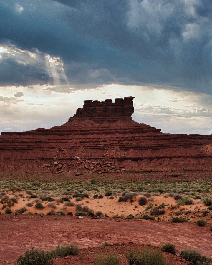 This was taken near Monument Valley. I love how the red rock contrasts with the sky and the green shrubs. 
.
.
#monumentvalley #utah #roadtrip #leica #travel #travelphotography #red #gloomy #landscapephotography #landscape #lightandshadow #leicaq