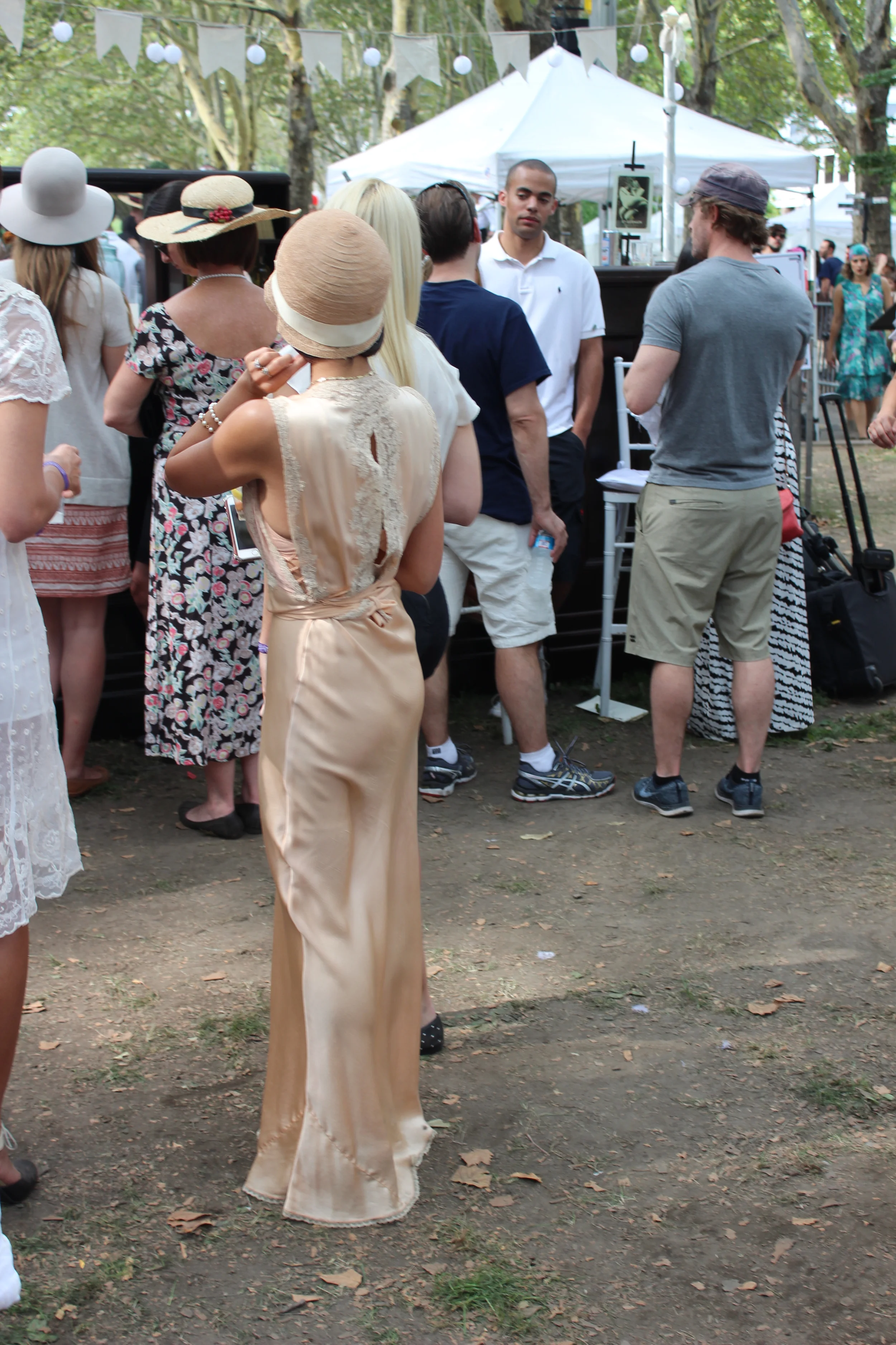This woman is FLAWLESS. If I wore this dress, the butt would not be so smooth lol