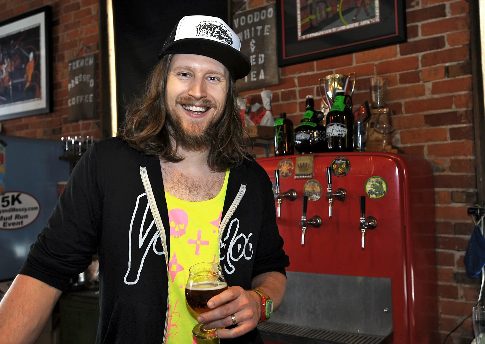 p4sho_nbehindthebar041114.JPG