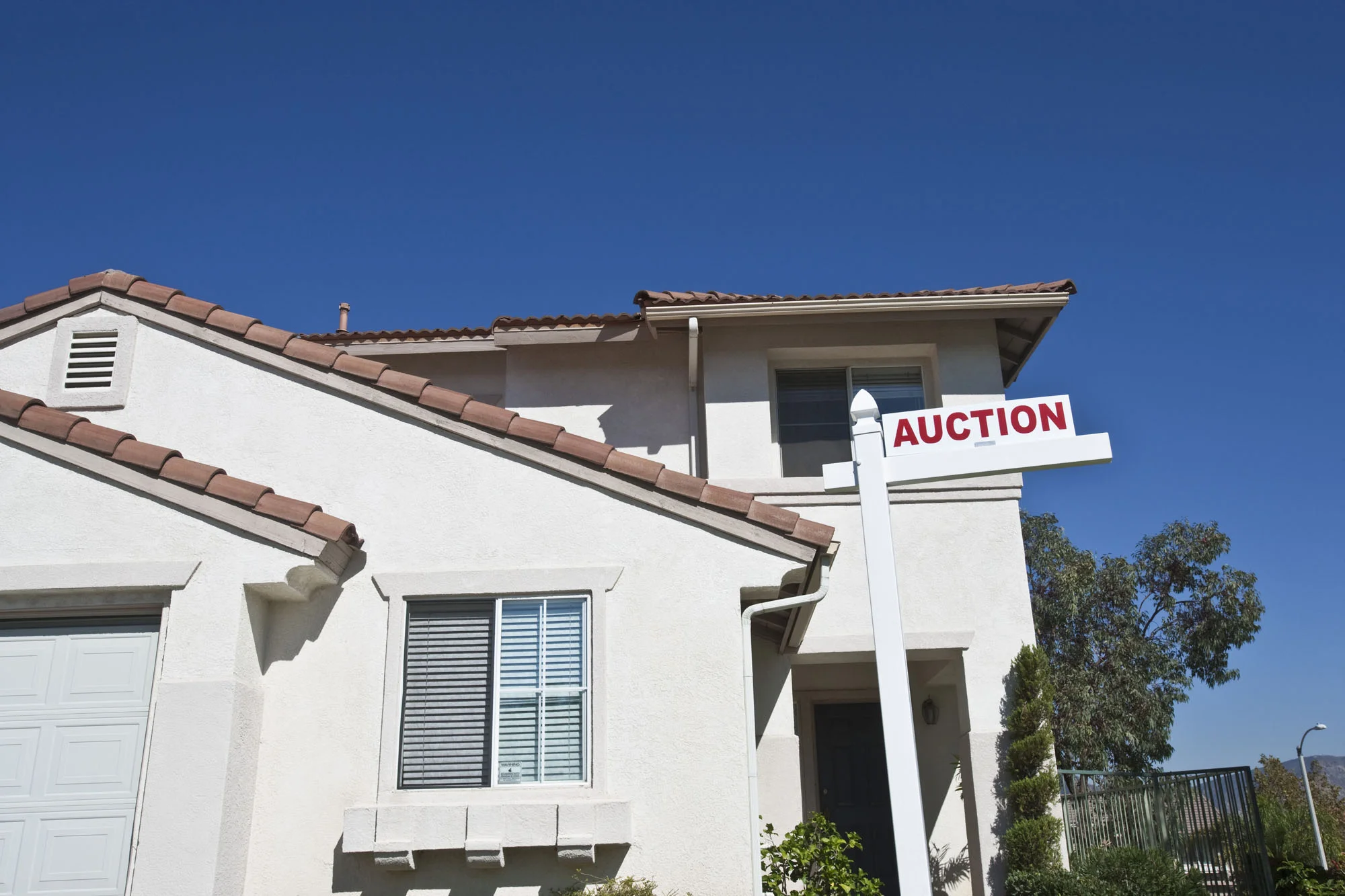 bigstock-House-with-Auction-Sign-agai-41936734.jpg