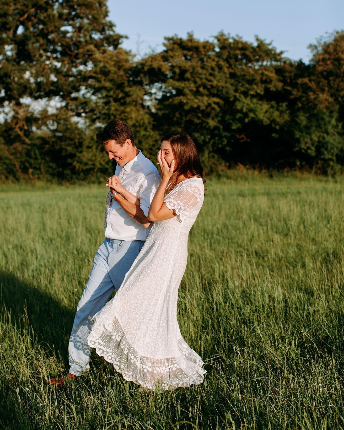 Will it ever stop raining!? 

Dreaming of that summer glow, bare arms + walks in the tall grass 
~ 
Bronnie + James 🌞
@curated_canvas_weddings

~
#somersetwedding #londonwedding #ukweddingphotographer #somersetweddingphotographer #londonweddingphoto