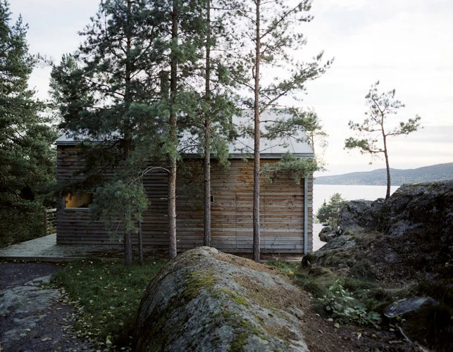 Woody35 har et lite footprint – 35m2 – og kan plasseres skånsomt i naturen uten at det sprenges eller foretas større terrenginngrep. Fasaden er kledd med vedlikeholdsfri furu og taket er tekket med holdbar sink.