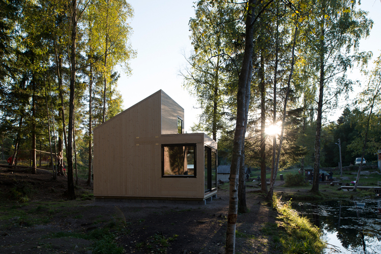 Woody15 er en ettroms hytte, med store glassdører som åpner for landskapet utenfor. Woody15 kan stå alene – eller stå i lag med andre hytter. Woody15 står i dag som en visningshytte i Onsøy, Vikaneveien 68.