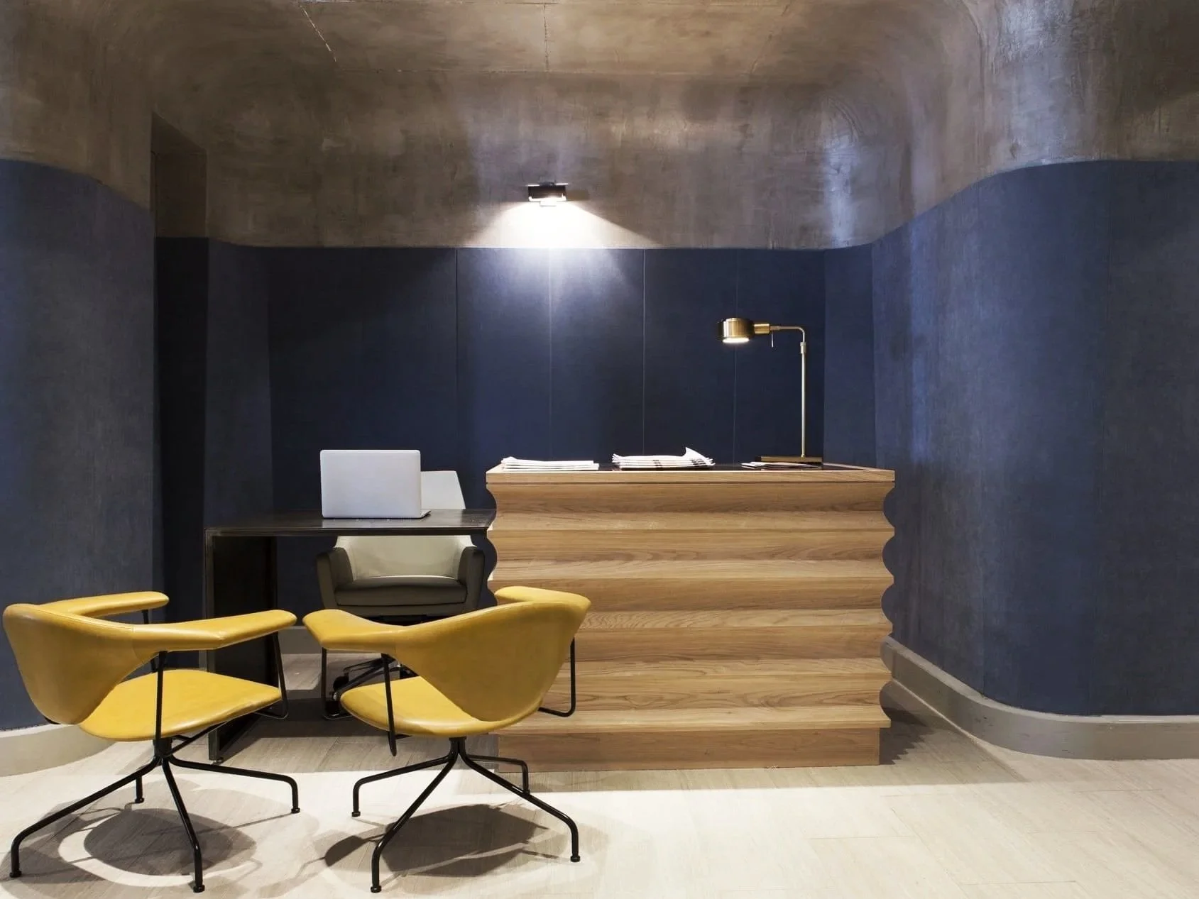 newyorkhotels-dreammidtown-dreamhotels-lobby-conciergedesk_standard.jpg