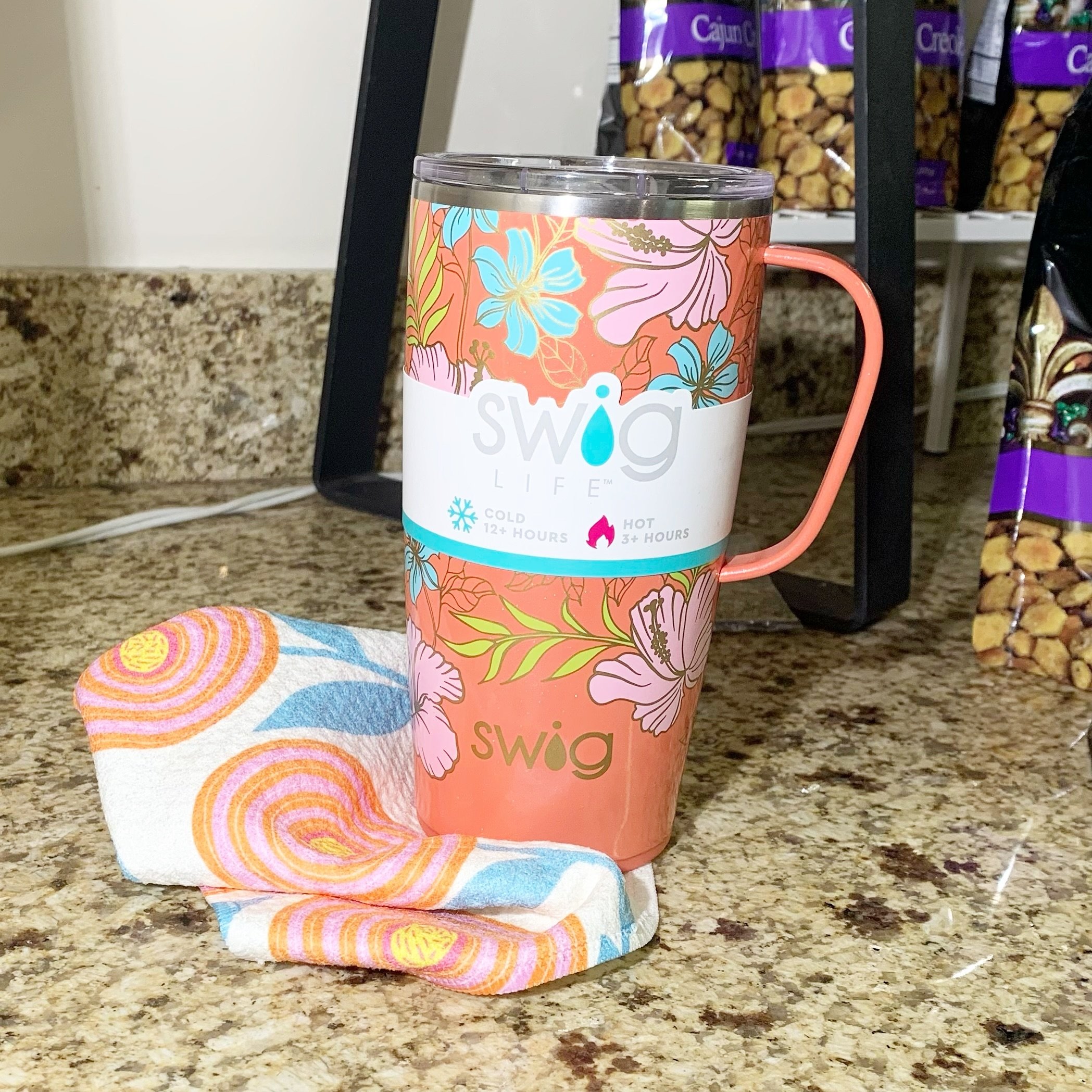 Moms, teachers, nurses&hellip;this gift works for anyone! A gorgeous Swig tumbler is perfect for hot or cold drinks. Pair it with a cute Geometry dish cloth for easy cleaning. 
Well even wrap it 🎁

Give the best gift, host the best gathering, have t