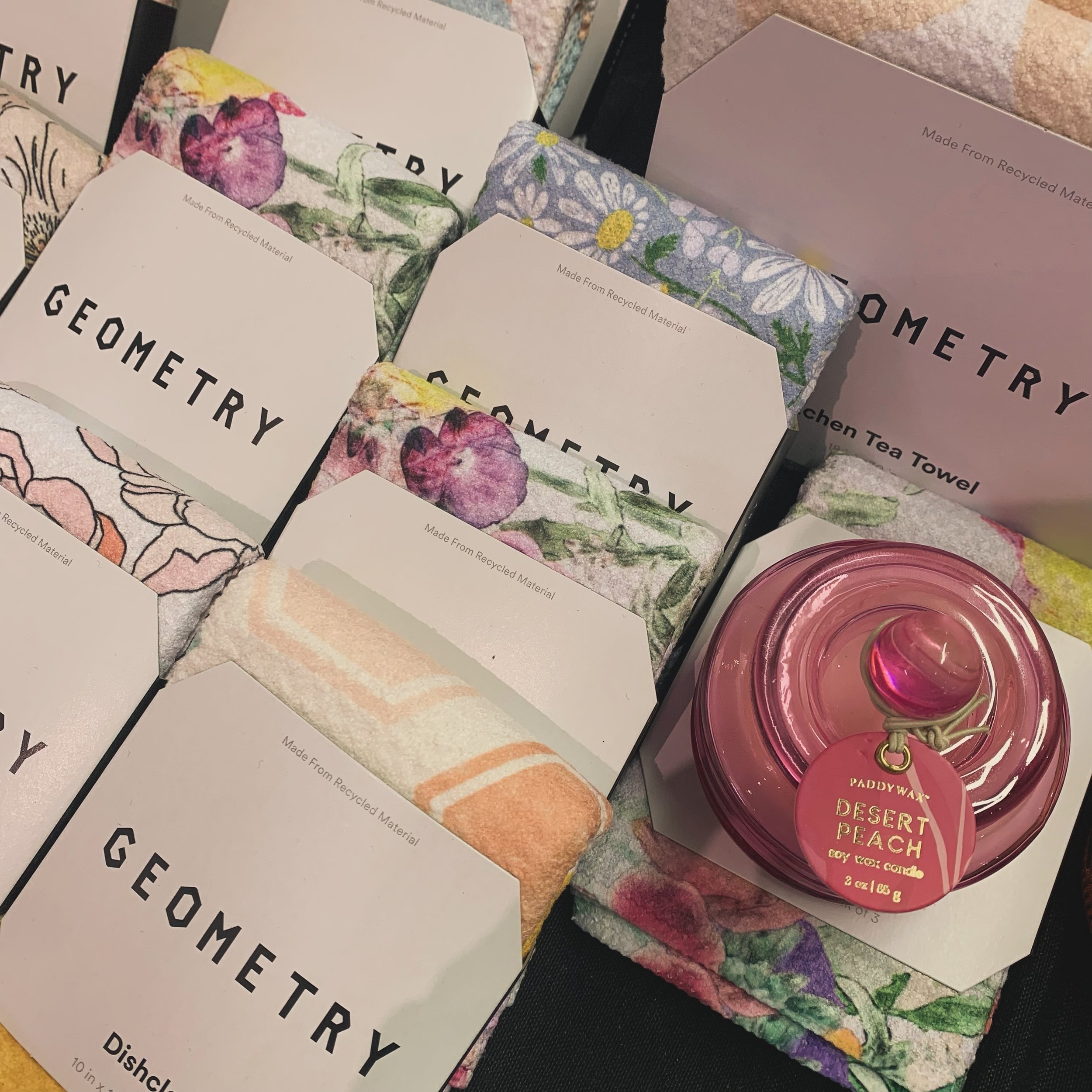 Here&rsquo;s a gift idea for moms, nurses, and teachers! 

Pair a gorgeous Geometry towel with a delicious smelling candle. Easy, efficient&hellip;it&rsquo;s a win all around!