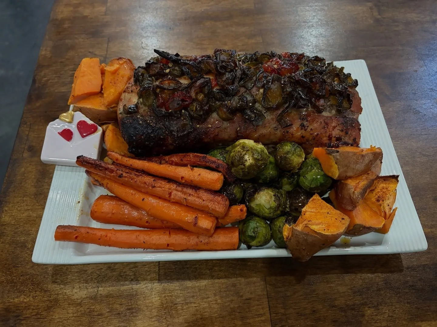 Snowed in, but eating GOOD 😍
Farrah turned a snow day into a full-on flavor fest. Pork tenderloin glazed with our Jalape&ntilde;o Gold Jelly and veggies roasted with Urban Accents Smoky Brown Sugar Veggie Roaster. Proof that being snowed in doesn&rs