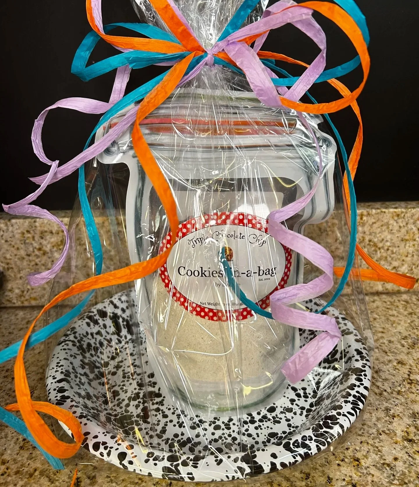 BAKE AND SMILE
$33.00

 A cheerful little bundle designed to spark instant joy.
This gift pairs a charming enamelware pie plate with a beloved Cookies-in-a-Bag mix, ready to turn any kitchen into a happy place.

Perfect for hostess treats, birthdays,