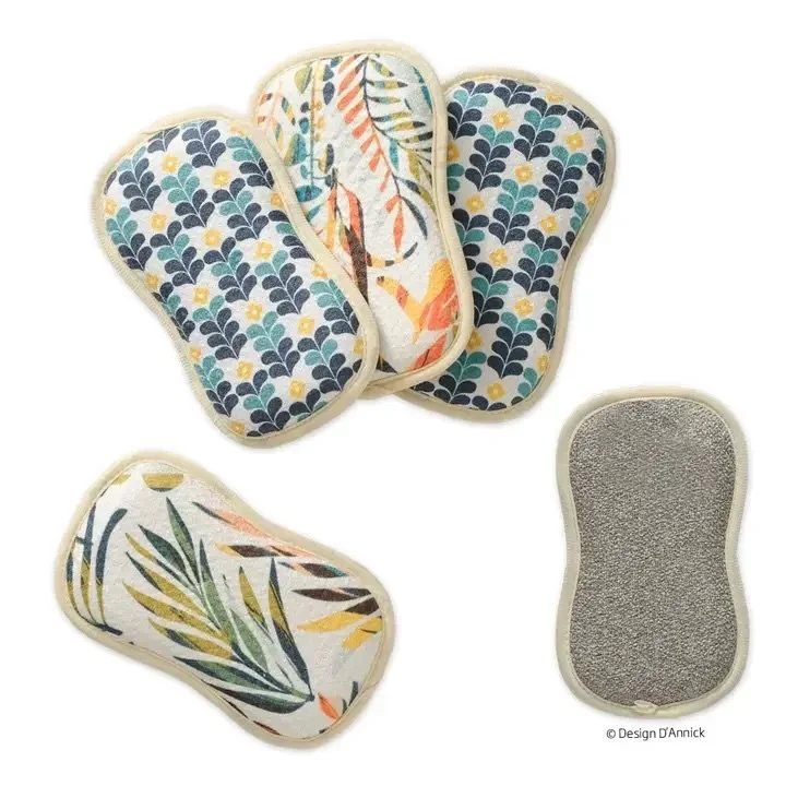 A set of 4 hard working microfiber scrubbies consists of 2 coordinating designs. These are perfect kitchen clean up helpers. Make kitchen duties a little bit brighter and easier with these bright and bold patterned microfiber scrubbies. 

Two differe