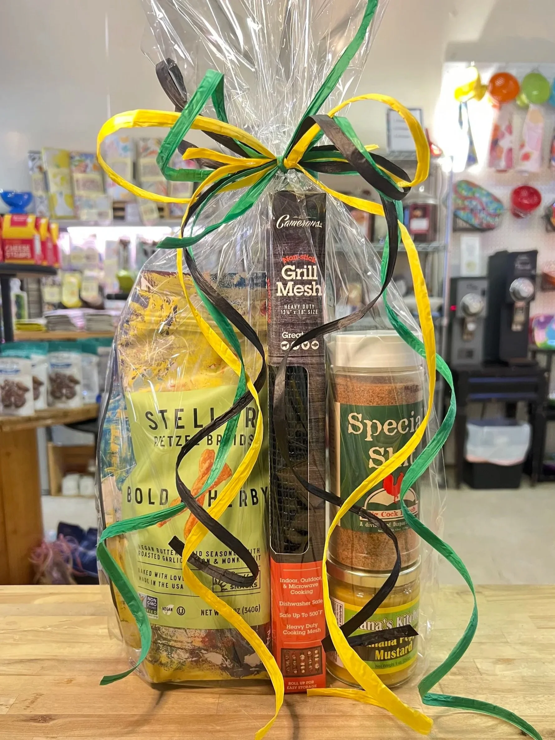 KENTUCKY NIGHTS
$50.00

 A fun Kentucky-inspired gift perfect for entertaining, gifting, or setting out on the bar cart.

Includes:
&bull; Kentucky Hot Mix
&bull; Bourbon Salsa from Apple Creek Specialty Foods
&bull; Set of Kentucky glasses (3 styles