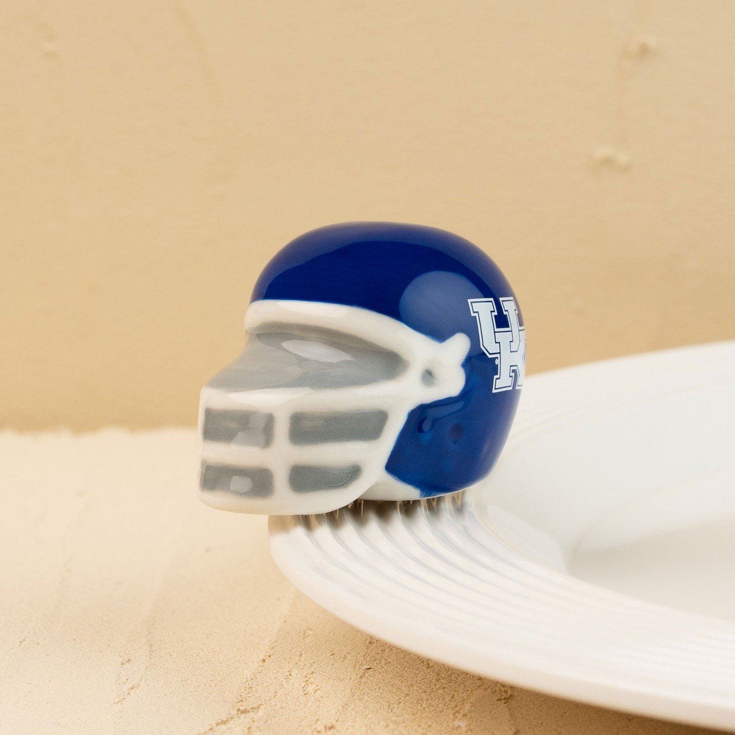 BIG BLUE NATION, THIS ONE&rsquo;S FOR YOU! 💙🏈

We have a UK football helmet mini ready to join your game-day lineup! Pair your favorite minis with your Nora Fleming serving pieces to make every gathering feel a little more YOU.

From football Satur