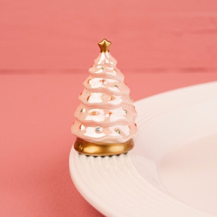 A little pink, a little sparkle, and a whole lot of Christmas joy! ✨

Meet Twinkle Tree, one of the newest Nora Fleming minis! This pink Christmas tree celebrates the magic of pulling out the ornaments, decorating together, and wishing those special 