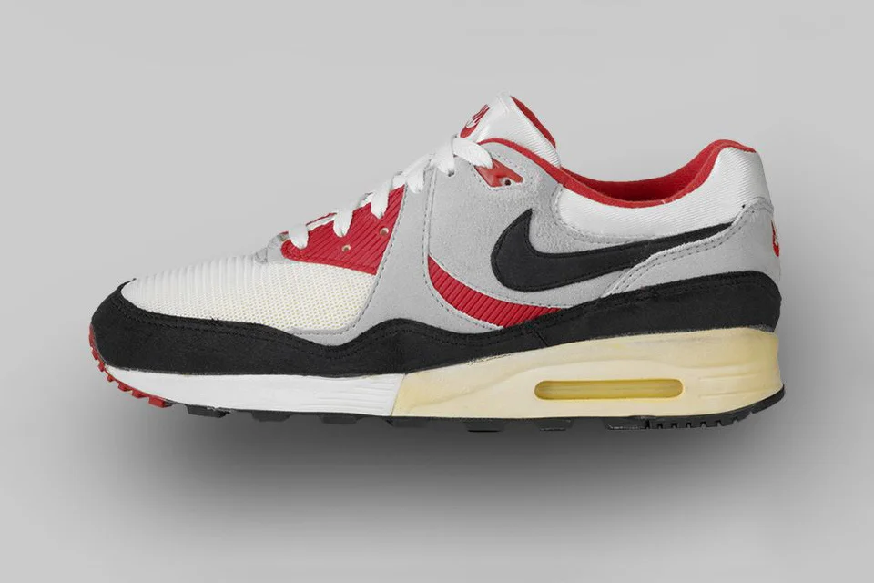 AIR MAX LIGHT (1989) Lighter than its predecessor, the AM Light expanded upon signature Air Max design language while maintaining the original’s pace.