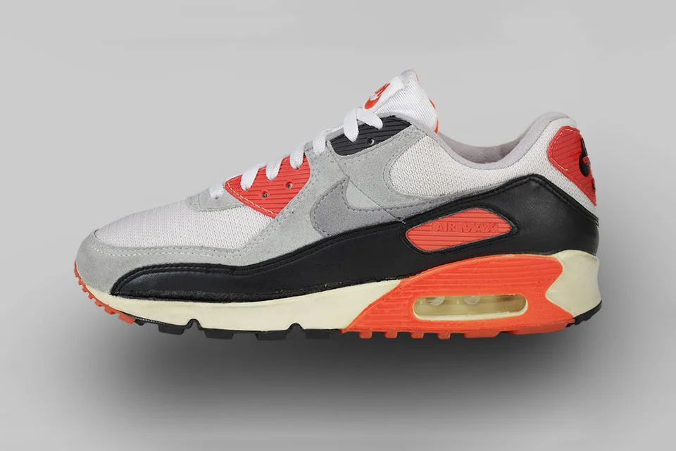 AIR MAX 90 (1990) Once called “Radiant Red,” the now-iconic burstsof Infrared on this design would go onto define the AM90 and birth its own legend.