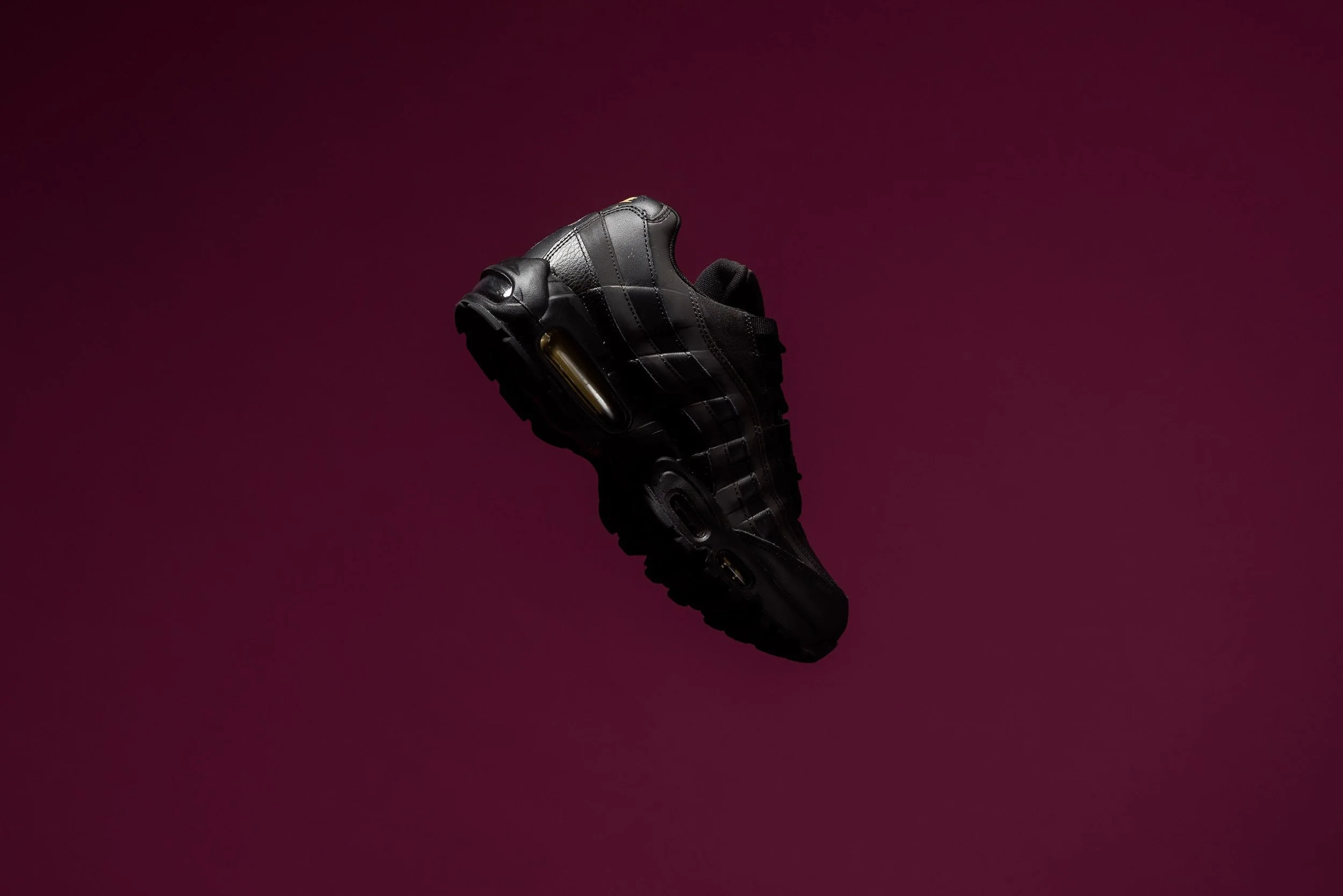 Nike_Air_Max_95_Premium_SE_Black_Metallic_Gold_924478_003_Sneaker_POlitics_-2.jpg