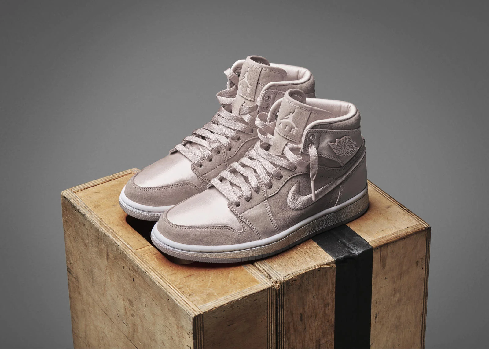 HO17_JD_JSW_WOMENS_SOH_AJI_RED_SILT_DETAIL_1_rectangle_1600.jpg