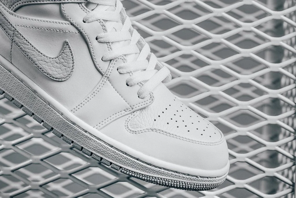 Air_Jordan_1_Mid_-_White-Pure_Platinum_554724-108_February_2_2018-3_1024x1024.jpg