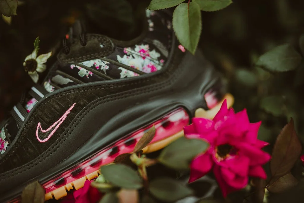 Nike-wmnsAirMax98-sequoiaMetallicBlk_2_1024x1024.jpg
