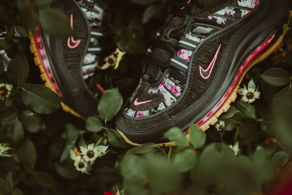 Nike-wmnsAirMax98-sequoiaMetallicBlk_4_1024x1024.jpg