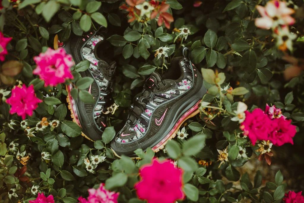 Nike-wmnsAirMax98-sequoiaMetallicBlk_3_1024x1024.jpg