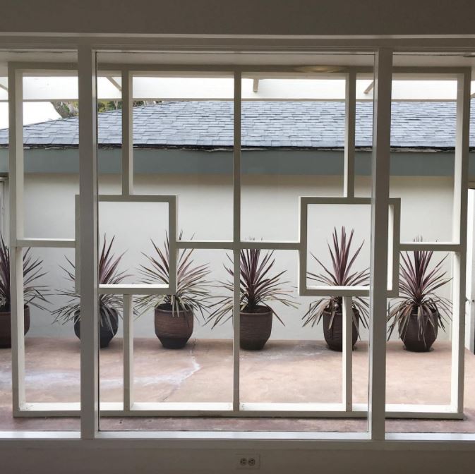 Another shot from yesterday's mid-century modern musings... #midcenturymodern #midcenturymodernhome #modern #moderntrellis #funwith2x4s #succulents #masterbedroom #modernbedroom #trellis #modernscreeningelement #planters #midce