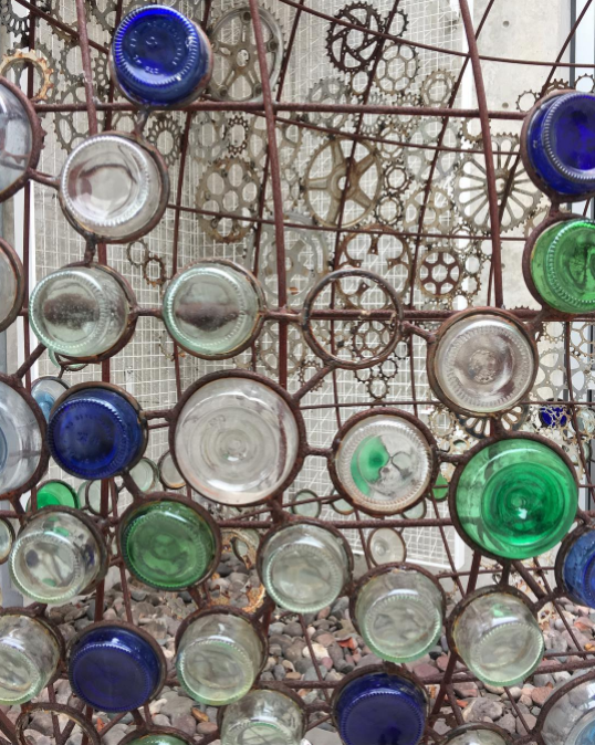   #oscarromo &nbsp; #publicart   #sculpture   #reclaimedart   #repurpose   #sandiegocentrallibrary   #sculpturegarden   #art   #sandiegoart   #glass   #bottles  