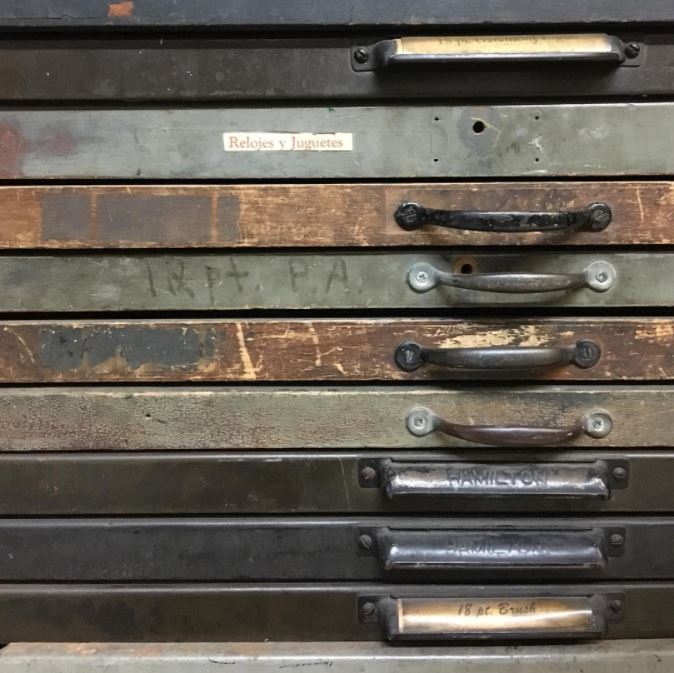  Relojes y Juguetes. Hamilton.&nbsp; #historic   #vintage   #drawers   #historicprintingpress   #letterpress   #printingblocks   #fonts   #fontdrawers   #vintagedrawers   #vintagehandles   #green  