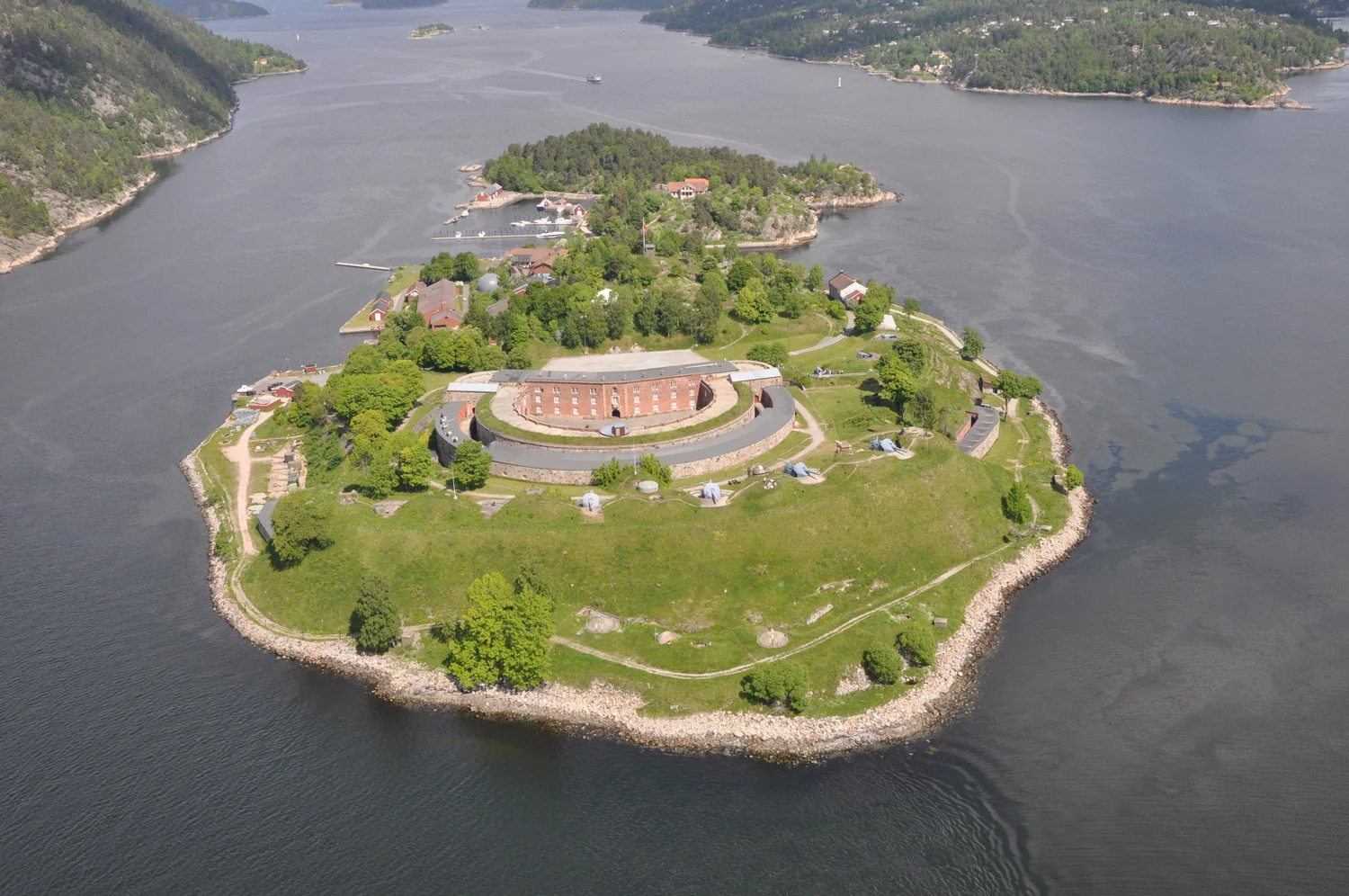 Vestre strandbatteri er lokalisert foran til venstre i bildet. Foto: Forsvarsbygg