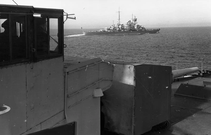 Dagen før «Blücher» skulle møte sin krigsskjebne i Oslofjorden: «Blücher» under seilas mot Norge, fotografert 8. april 1940 fra den lette krysseren «Emden». Kilde: Bundesarchiv Bild 101II-MO-0683-07, Leichter Kreuzer 'Emden