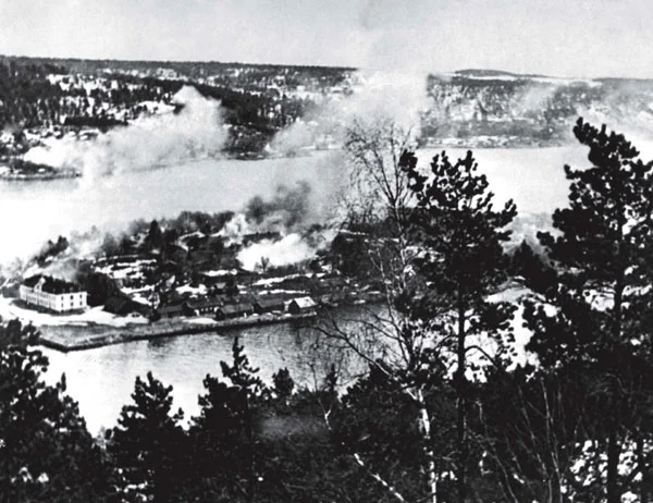 Tyske fly bomber Oscarsborg den 9. april. Fotografert fra Håøya av ukjent norsk soldat.