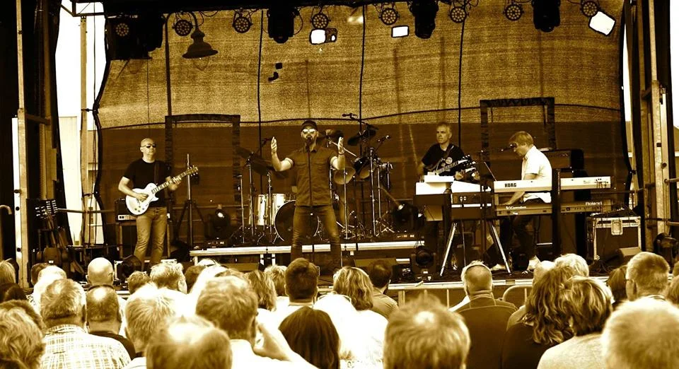 Tony and the Banks spiller Genesis