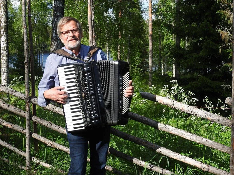 Senfrokost med sang og musikk av Lennart Larsson. God bevertning