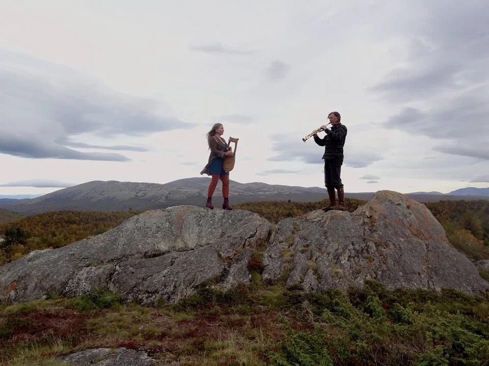 Bakom berg og blåne / Tone Hulbækmo & Hans Fredrik Jacobsen