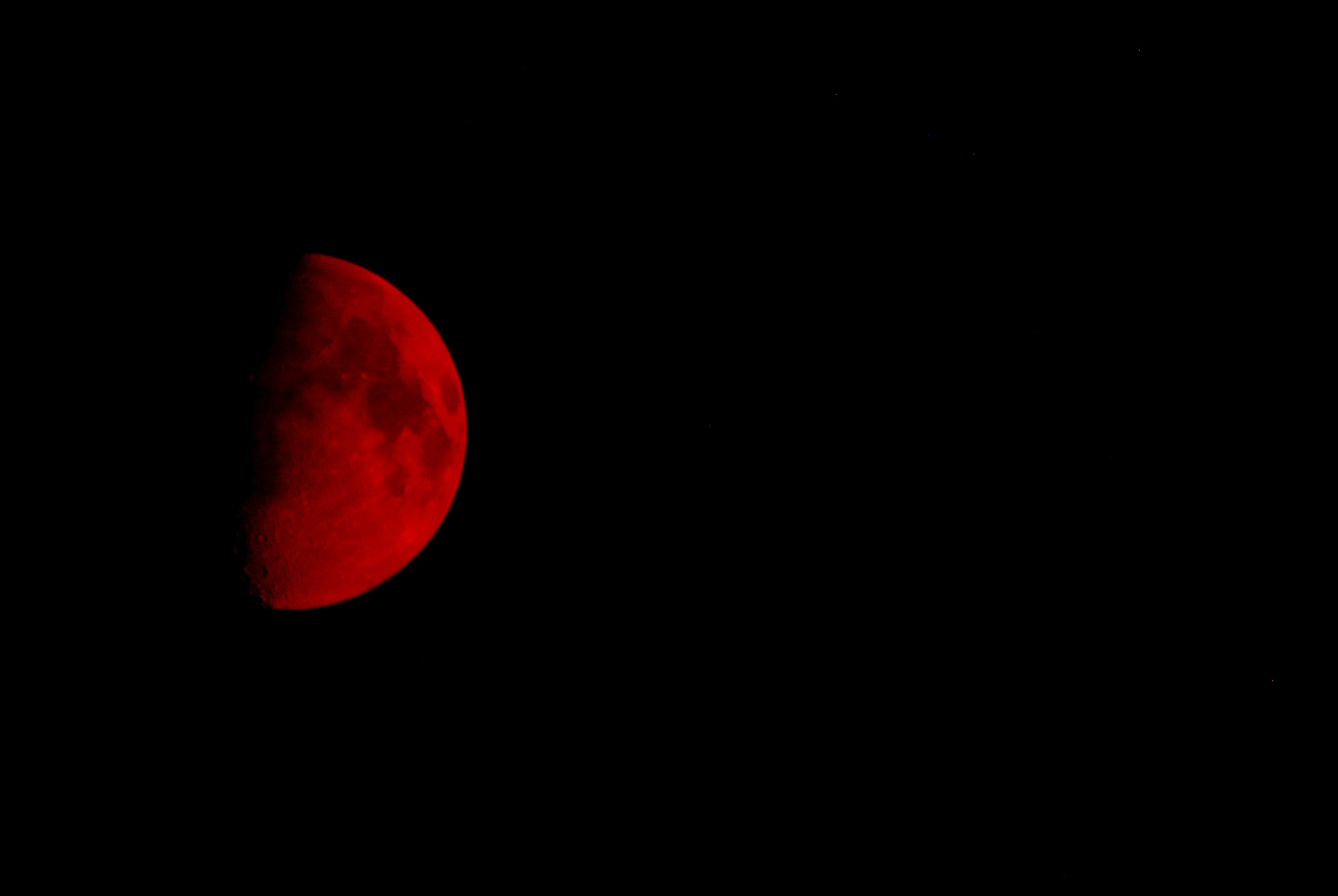  The Moon observed through smoky conditions in Okanogan County August 23, 2015. Air quality levels for towns in Okanogan County were often rated as “hazardous” at this time by the Washington Department of Ecology. 