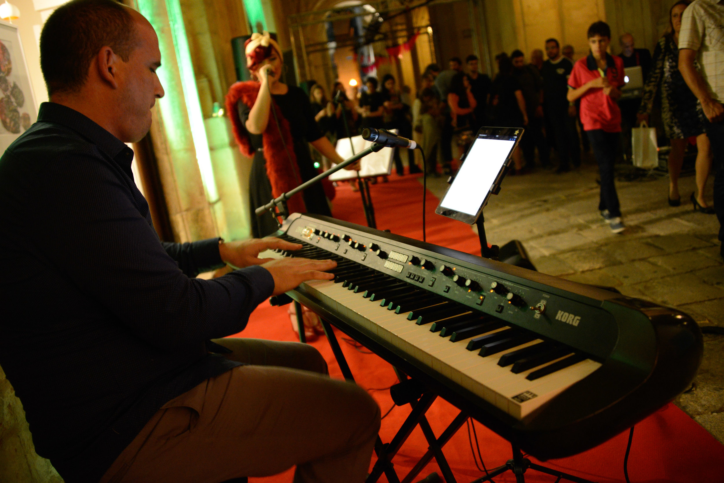  There were also a number of “atmosphere” events that took place around the city. These pop up shows were not officially part of Notte Bianca but were recognized by the Arts Council. The duo here were staged outside a brightly lit art gallery. I thou