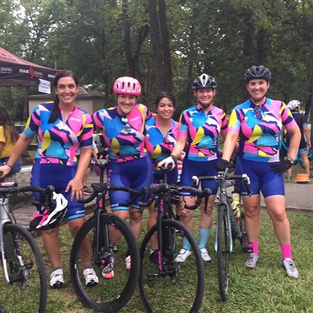Haute Wheels Racing loves summer crits! This squad was out tonight at Memorial Park Crits, and tomorrow (and next Thursday) Houston folks race for 1/2 off at @drivewayseries in Austin. Bikereg discount code: 2019hautewheels #womenscycling #squad #hautewheelsracing #bikes #critlife #racing