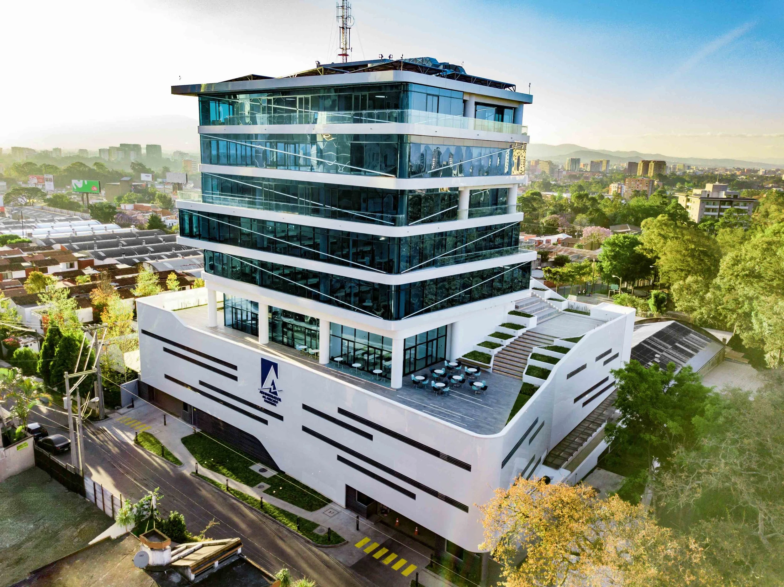 Ubicación: 24 Ave. 15-40 Zona 10 Ciudad de Guatemala, Guatemala Área construida: 9,896m2