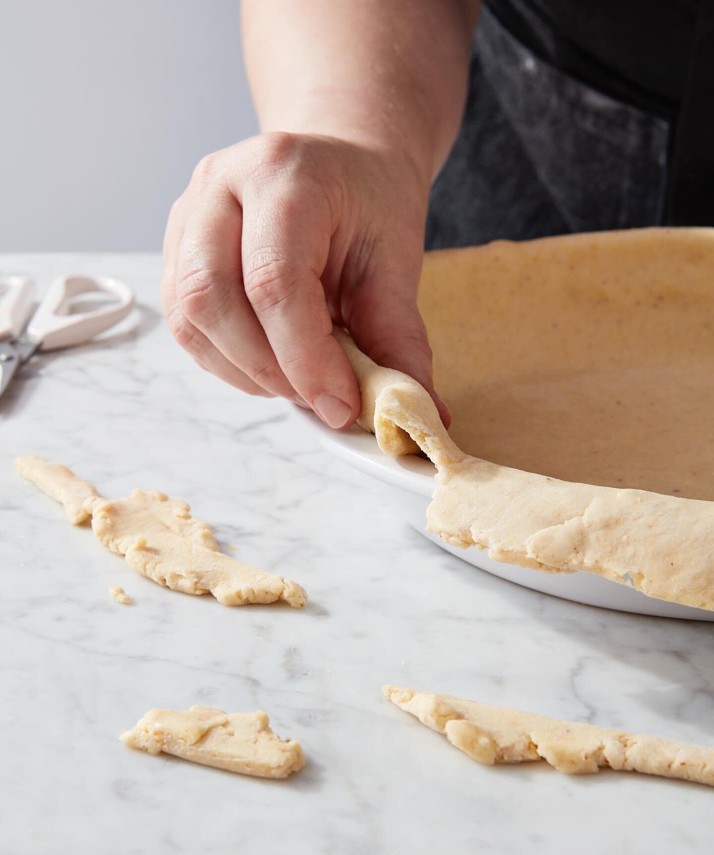 #fridaypieday - Let&rsquo;s talk about the best way ready your crust edges to get them ready for crimping! But first, a reminder that every Friday in March, I&rsquo;ll be going LIVE with an amazing home baker to talk all things pie! Today I&rsquo;m g