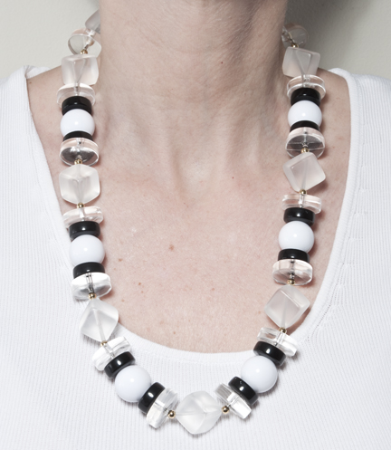 Coucoland 1920s Imitation Pearls Necklace 20s Gatsby Knot Pearl Necklace 1920s Flapper Pearls Accessories Two-Tone Stitching Style Black and White