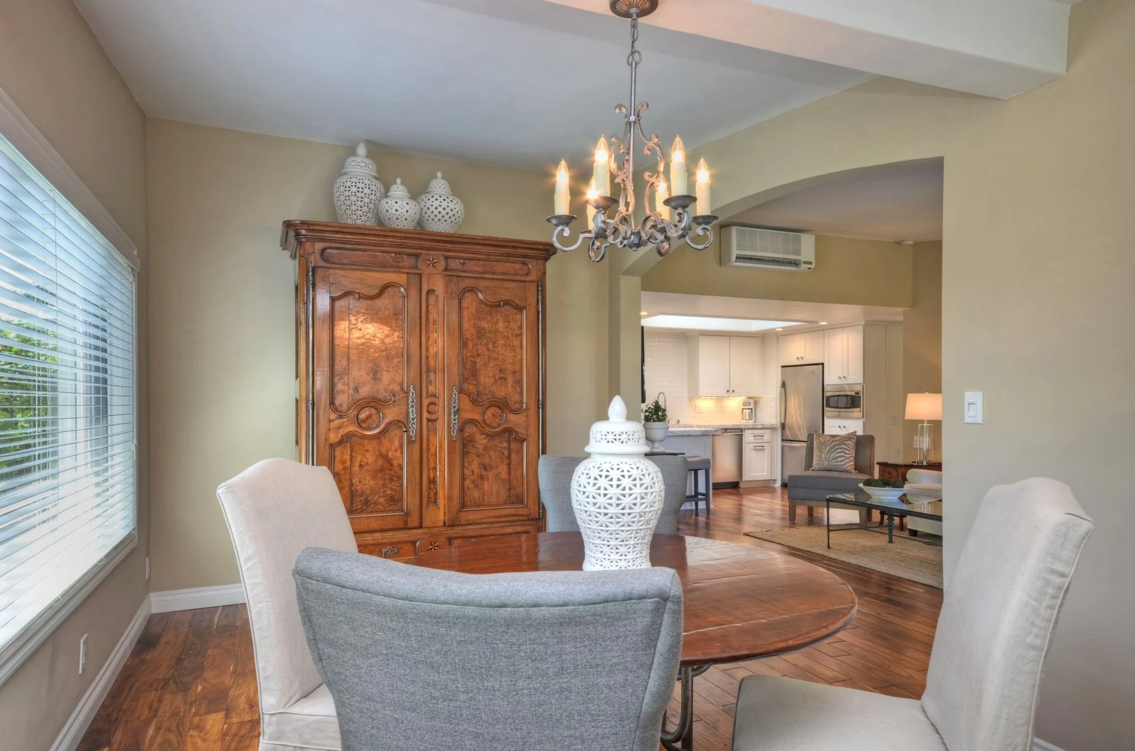 DiningRoom1a_0670 (Large).jpg