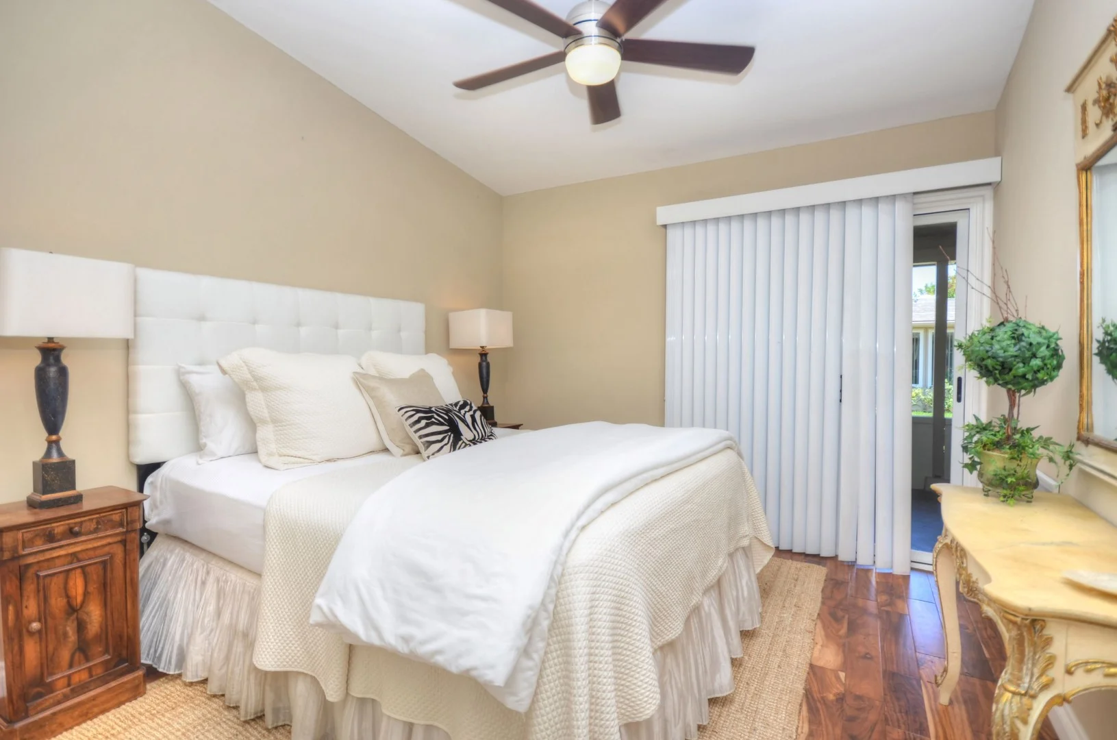 Master Bedroom1a_0727 (Large).jpg