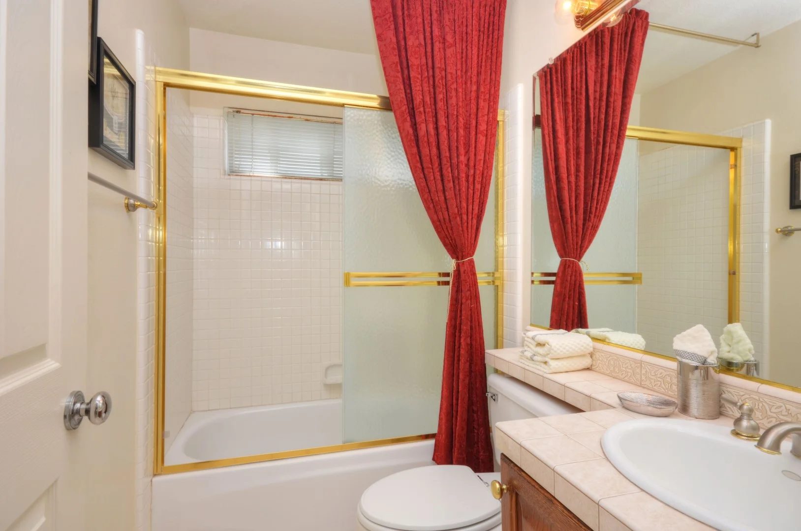 Bathroom 2_0081 (Large).jpg