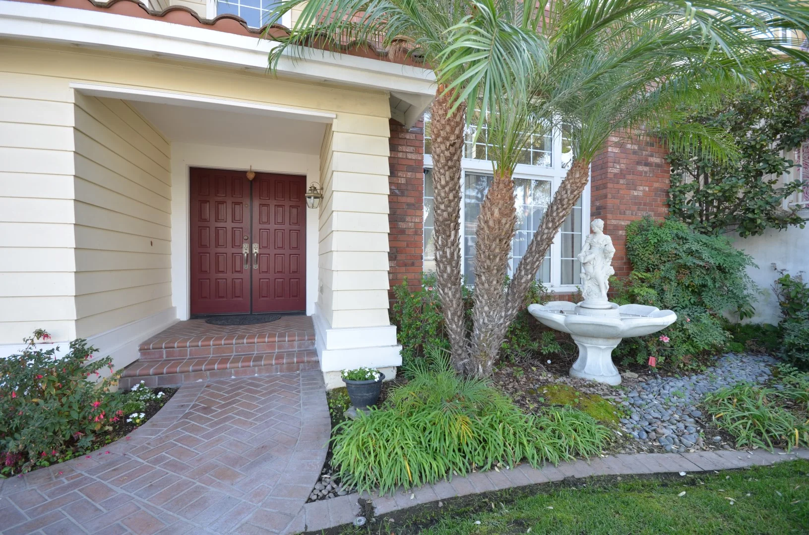 Exterior Front Entry_0327 (Large).JPG