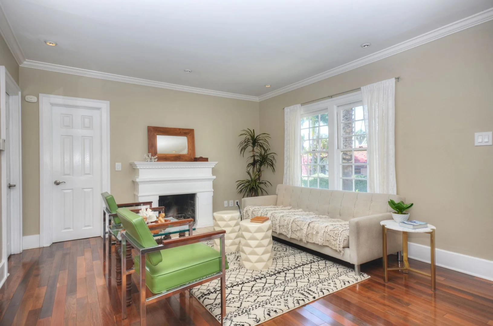Living Room_0190_1_2 (Large).jpg