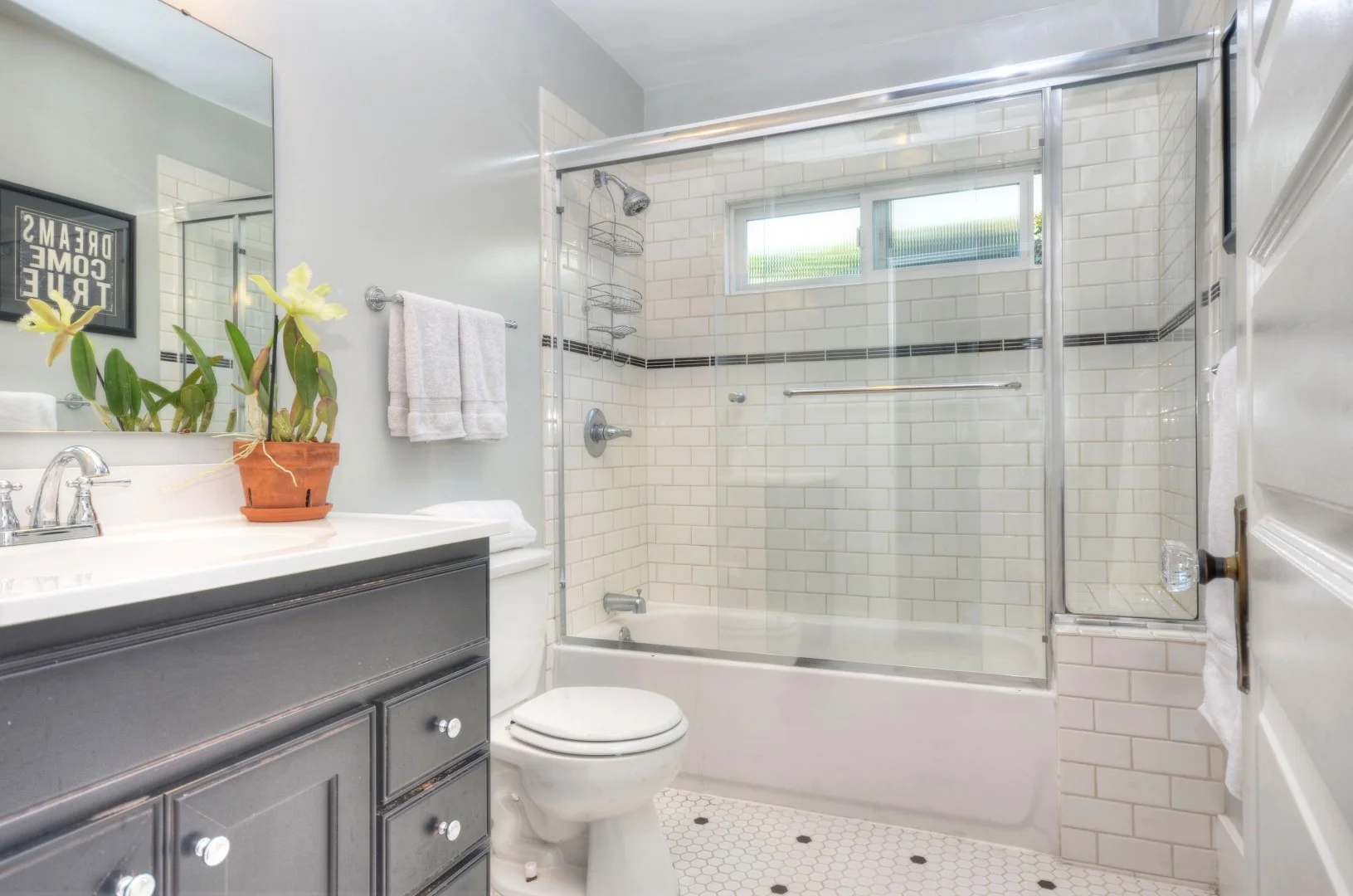 Bathroom 1_0131 (Large).jpg