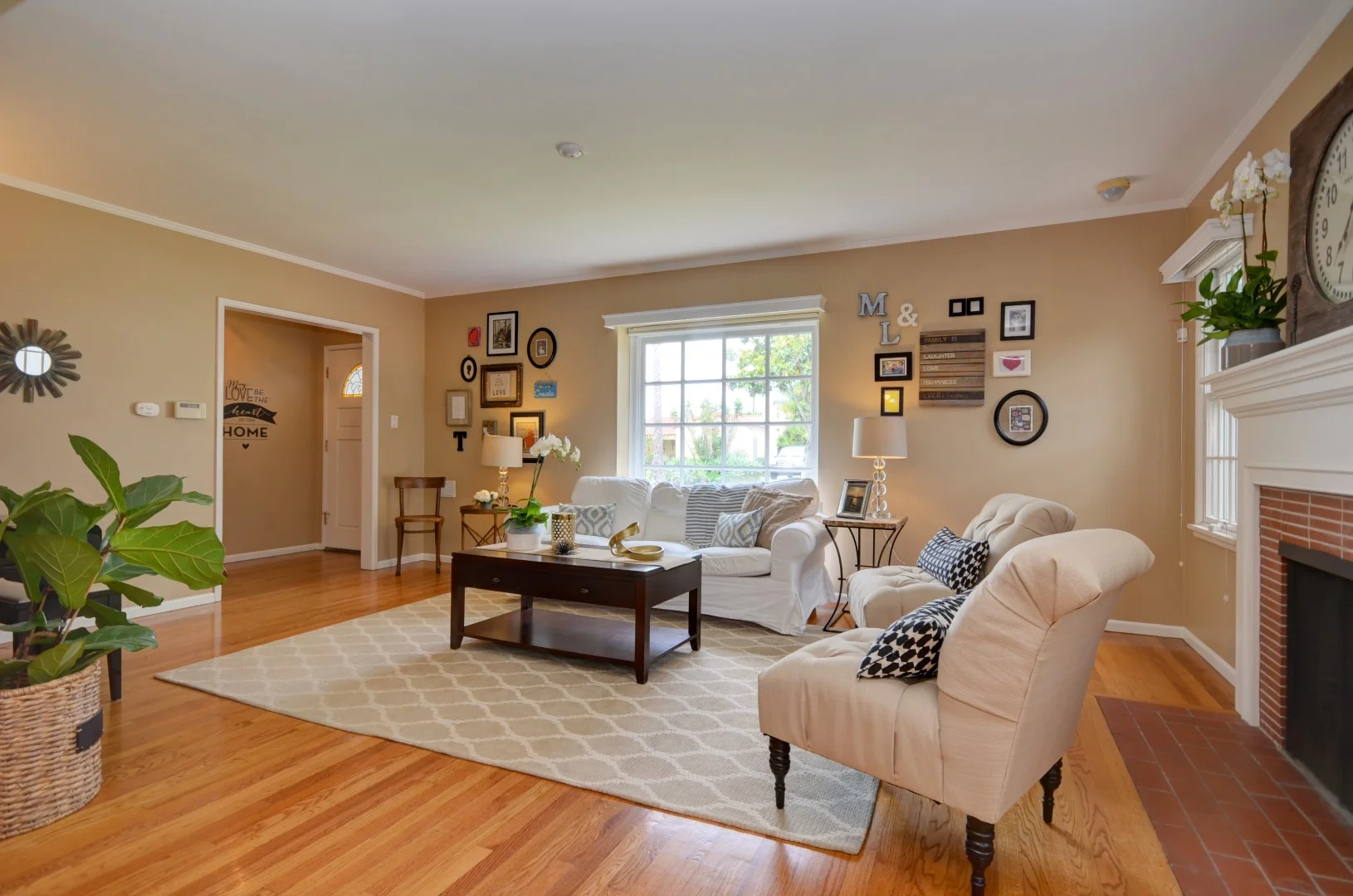 Living Room 1b_0540 (Large).jpg