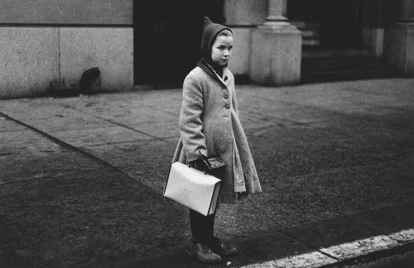 Diane Arbus, “Girl with a pointy hood and white schoolbag at the curb, N.Y.C.” (1957) (courtesy The Metropolitan Museum of Art, New York; copyright © The Estate of Diane Arbus, LLC; all rights reserved)