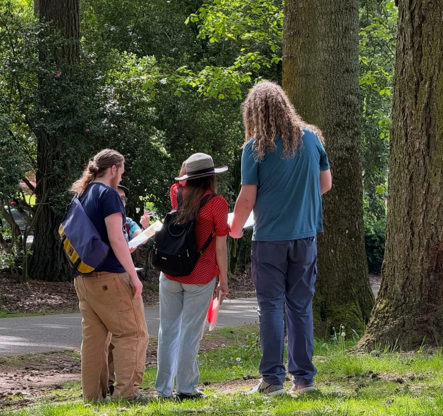 Spotted: a cluster of amazing Portland State students making sense of historic photos of Laurelhurst Park in Laurelhurst Park. Truly the best way to spend spring term: outdoors. 💚