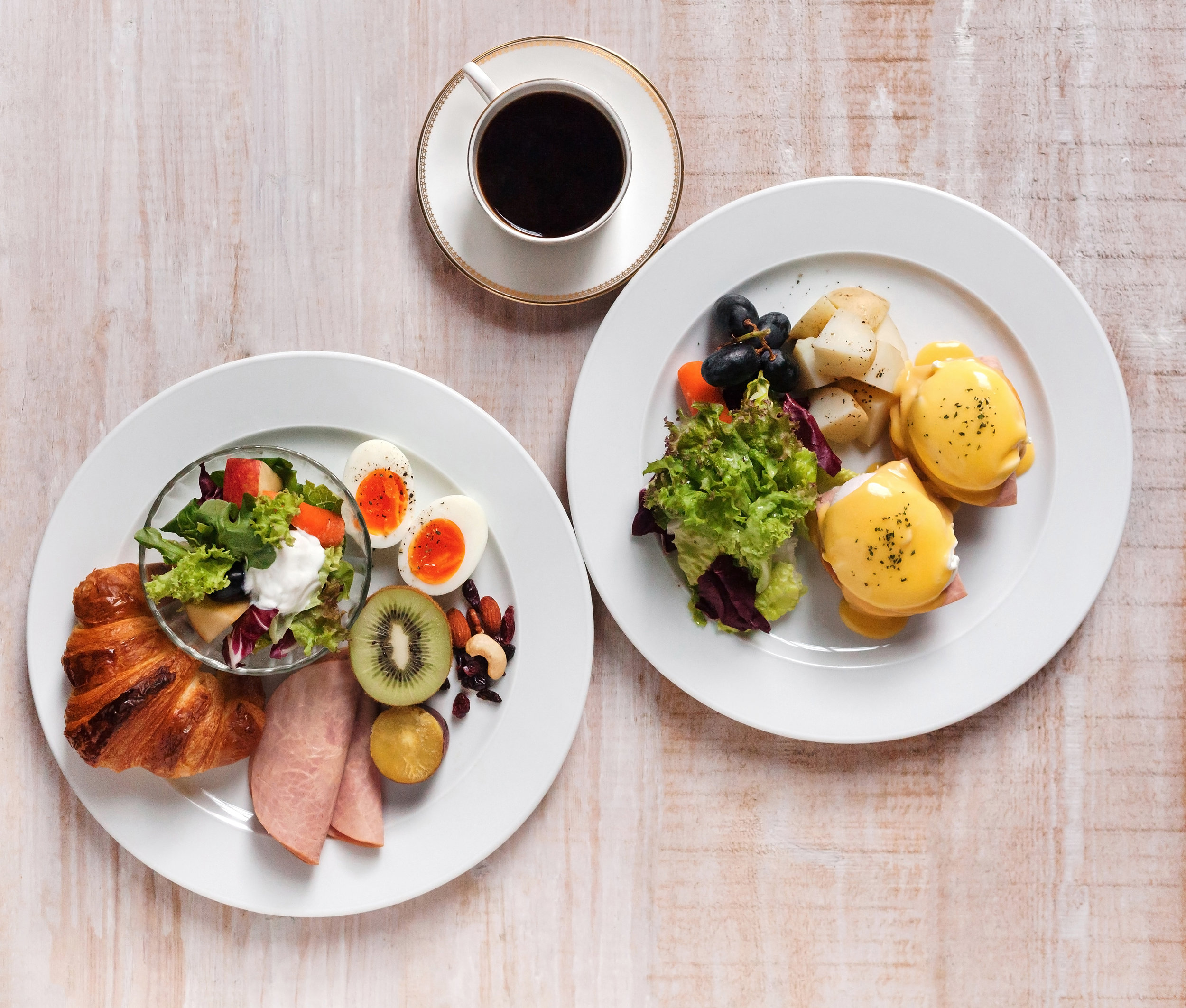【可頌火腿早餐盤】 (Ham and hard-boiled egg Croissant with fruit salad) 香酥的可頌是早餐麵包中的經典。以當日早晨新鮮出爐的可頌麵包搭配季節水果、沙拉、水煮蛋與火腿成早餐盤,豐富但是清爽的口味組合適合早起、胃口還未開的人享用! 【經典班尼迪克蛋】 (Eggs Benedict) 雖說班尼迪克蛋真正的源起眾說紛紜,是美國飲食文化的未解之謎,但新鮮麵包、雞蛋、荷蘭醬與煎香火腿堆疊起來的早餐令人感到無比幸福,難怪是歷久彌新的經典口味。主廚特製布里歐麵包疊上一片煎香的火腿還有水波蛋,最後淋覆上一匙帶點順口微酸的荷蘭醬,點綴些巴西里!水波蛋在麵包上餘波盪漾的那份質地令人無盡的喜歡,時間的掌控是柔嫩、劃開能完美流淌出澄黃蛋液的要點!晨起,來到8%ICE CAFE吃早餐,就這樣愉快地一口接一口,在完食後正式展開精神元氣的一天!