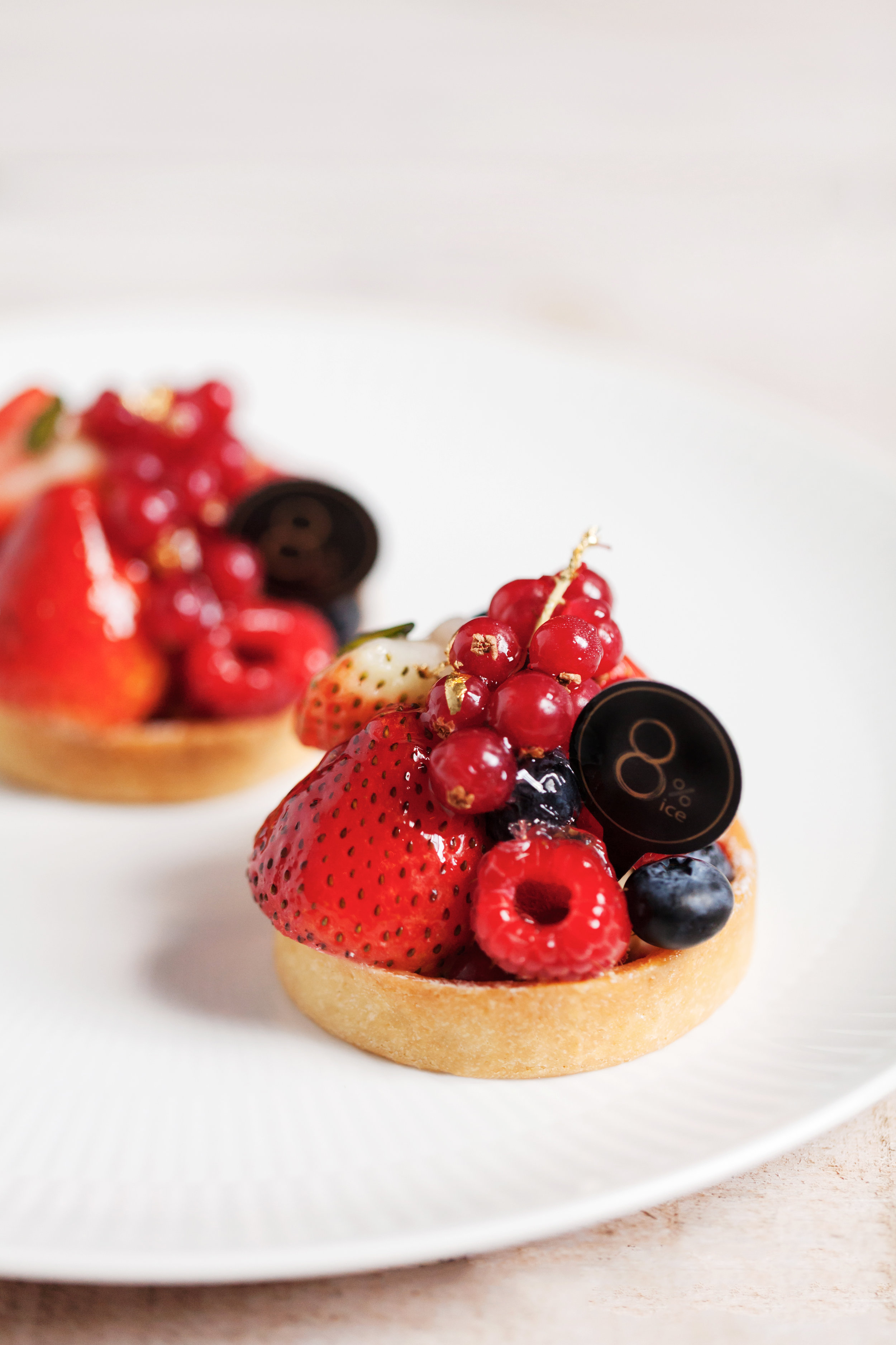 【經典莓果塔】 (Mixed Berry Tart) 屬於冬天的草莓豔紅甜美,覆盆莓口味酸甜,點綴上的藍莓氣味淡雅,把這些莓果蒐羅起來放進口感酥脆的法式塔皮,分兩三口吃掉,在完食的那一刻覺得清爽動人。